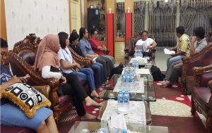 Gambar 1 . Mitra Belajar Sepola Kalbar Sedang Beraudensi dengan Bupati Sanggau, 20 Maret 2019 Sumber : Peserta Sepola Sanggau